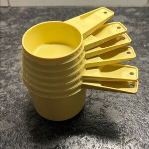 Vintage Set of 6 harvest gold Measuring Cups by Tupperware. Exc condition